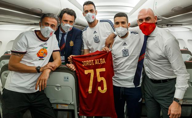 Jordi Alba, con su camiseta conmemorativa. 