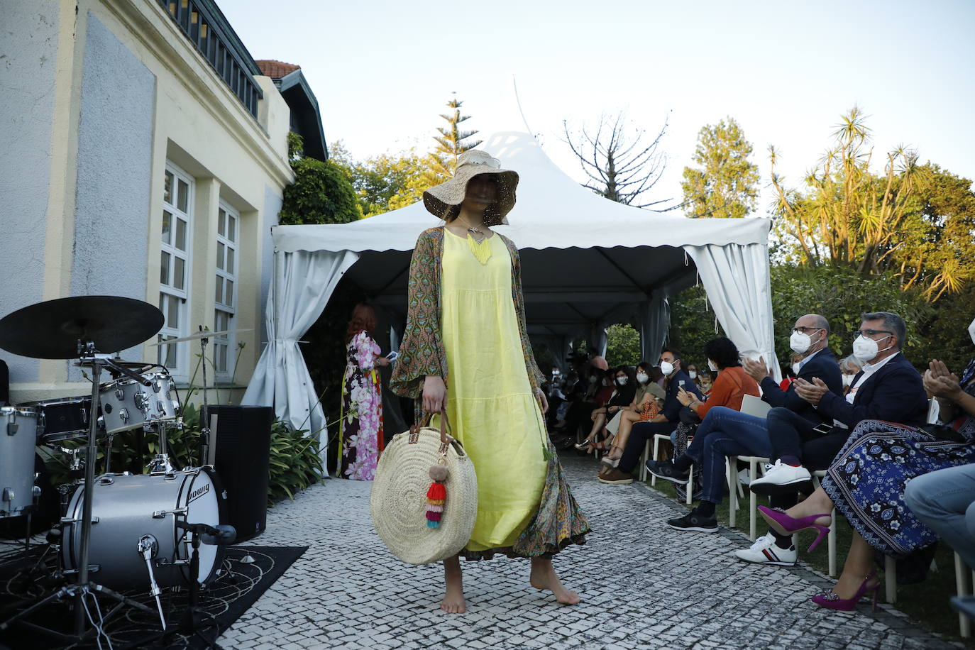 El hotel-escuela acogió el desfile contra la pobreza infanti -organizado por Apemecac-, que contó con una veintena de comercios y artistas locales a benefecio de la Cocina Económica de Santander.