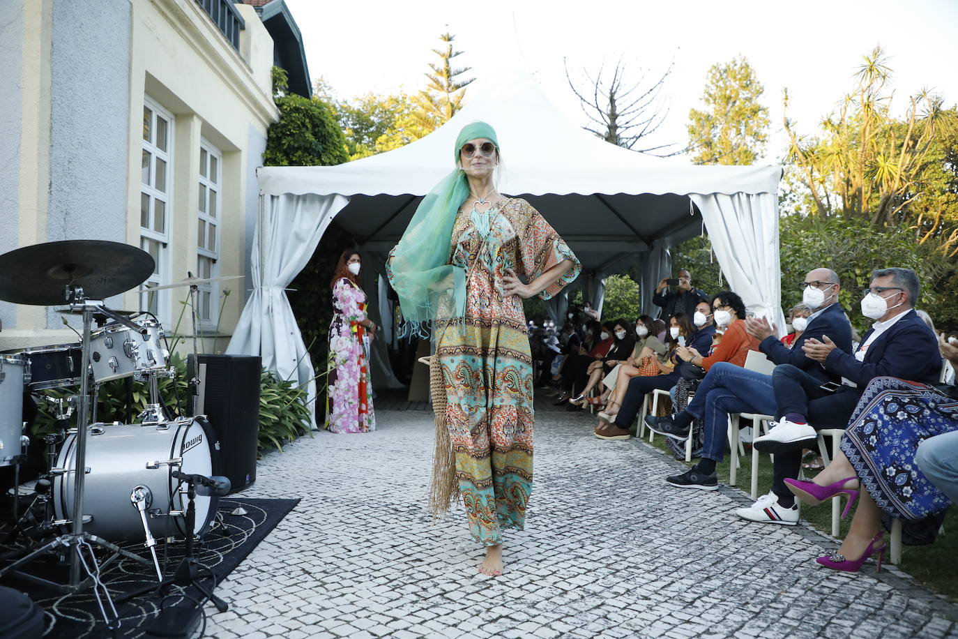 El hotel-escuela acogió el desfile contra la pobreza infanti -organizado por Apemecac-, que contó con una veintena de comercios y artistas locales a benefecio de la Cocina Económica de Santander.