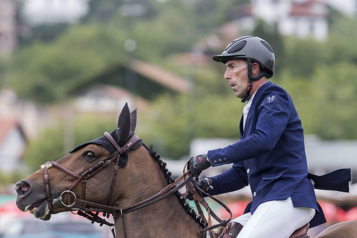 La campa del Palacio de La Magdalena acoge este fin de semana la XXI edición del Concurso de Saltos Internacional de Santander, en el que participan 67 jinetes y un centenar de caballos en nueve pruebas. Entre los jinetes figuran cántabros como Javier López Aróstegui, Borja Villalón, Iván Serrano o Pablo Díaz Cuevas. Además, esta edición cuenta con gran representación internacional de Francia, México, Portugal y Bélgica.