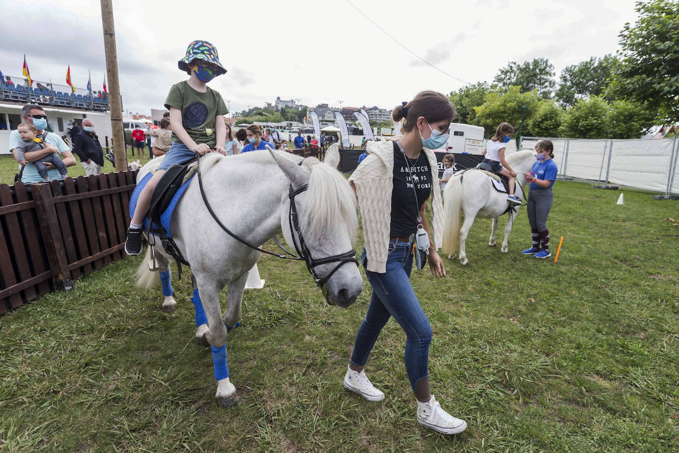 La campa del Palacio de La Magdalena acoge este fin de semana la XXI edición del Concurso de Saltos Internacional de Santander, en el que participan 67 jinetes y un centenar de caballos en nueve pruebas. Entre los jinetes figuran cántabros como Javier López Aróstegui, Borja Villalón, Iván Serrano o Pablo Díaz Cuevas. Además, esta edición cuenta con gran representación internacional de Francia, México, Portugal y Bélgica.