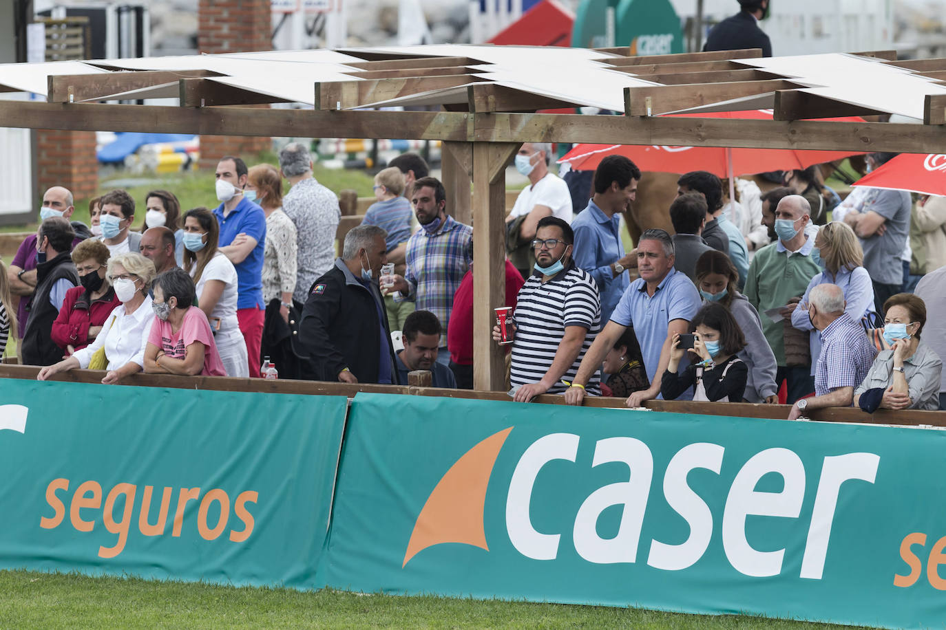 La campa del Palacio de La Magdalena acoge este fin de semana la XXI edición del Concurso de Saltos Internacional de Santander, en el que participan 67 jinetes y un centenar de caballos en nueve pruebas. Entre los jinetes figuran cántabros como Javier López Aróstegui, Borja Villalón, Iván Serrano o Pablo Díaz Cuevas. Además, esta edición cuenta con gran representación internacional de Francia, México, Portugal y Bélgica.