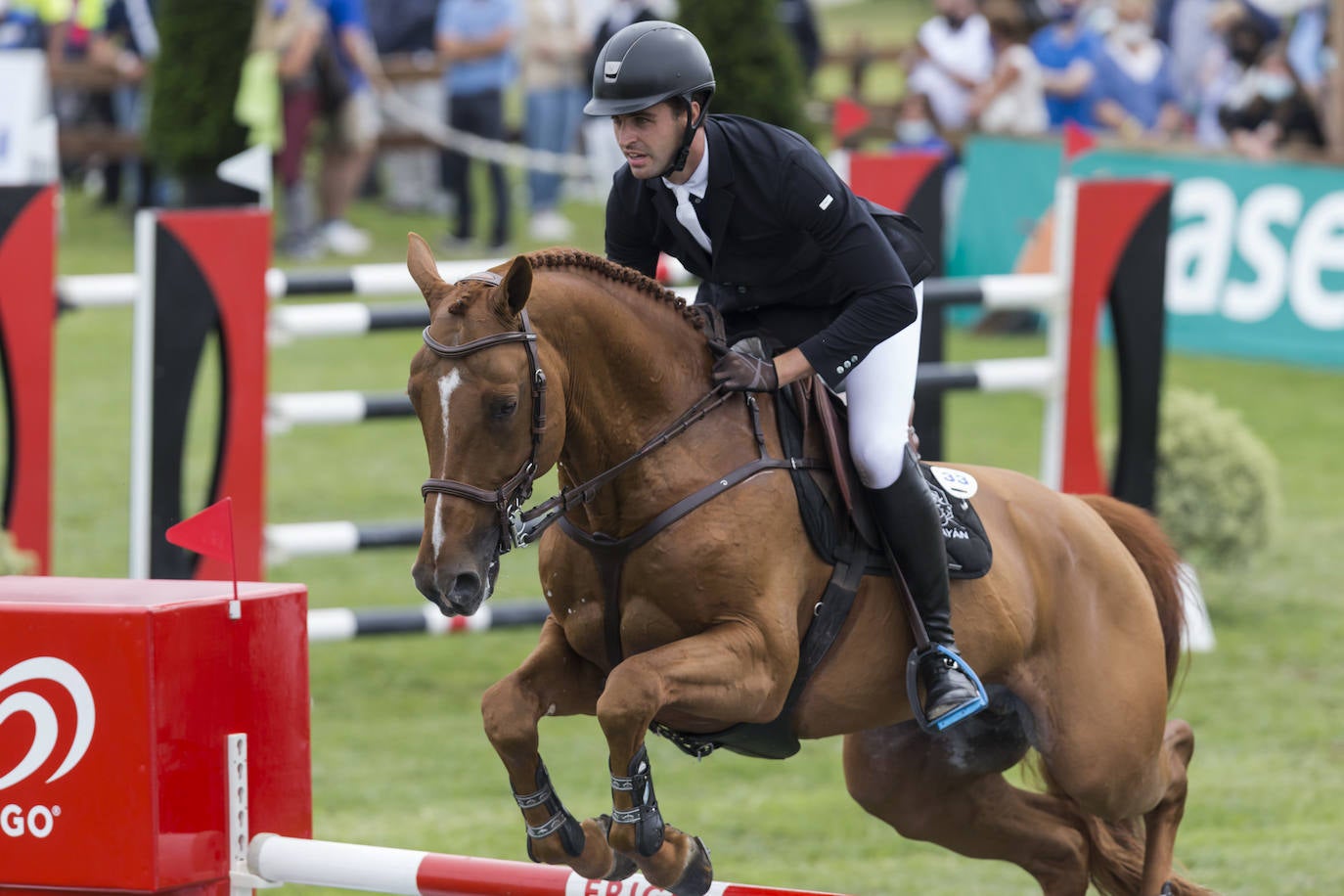 La campa del Palacio de La Magdalena acoge este fin de semana la XXI edición del Concurso de Saltos Internacional de Santander, en el que participan 67 jinetes y un centenar de caballos en nueve pruebas. Entre los jinetes figuran cántabros como Javier López Aróstegui, Borja Villalón, Iván Serrano o Pablo Díaz Cuevas. Además, esta edición cuenta con gran representación internacional de Francia, México, Portugal y Bélgica.