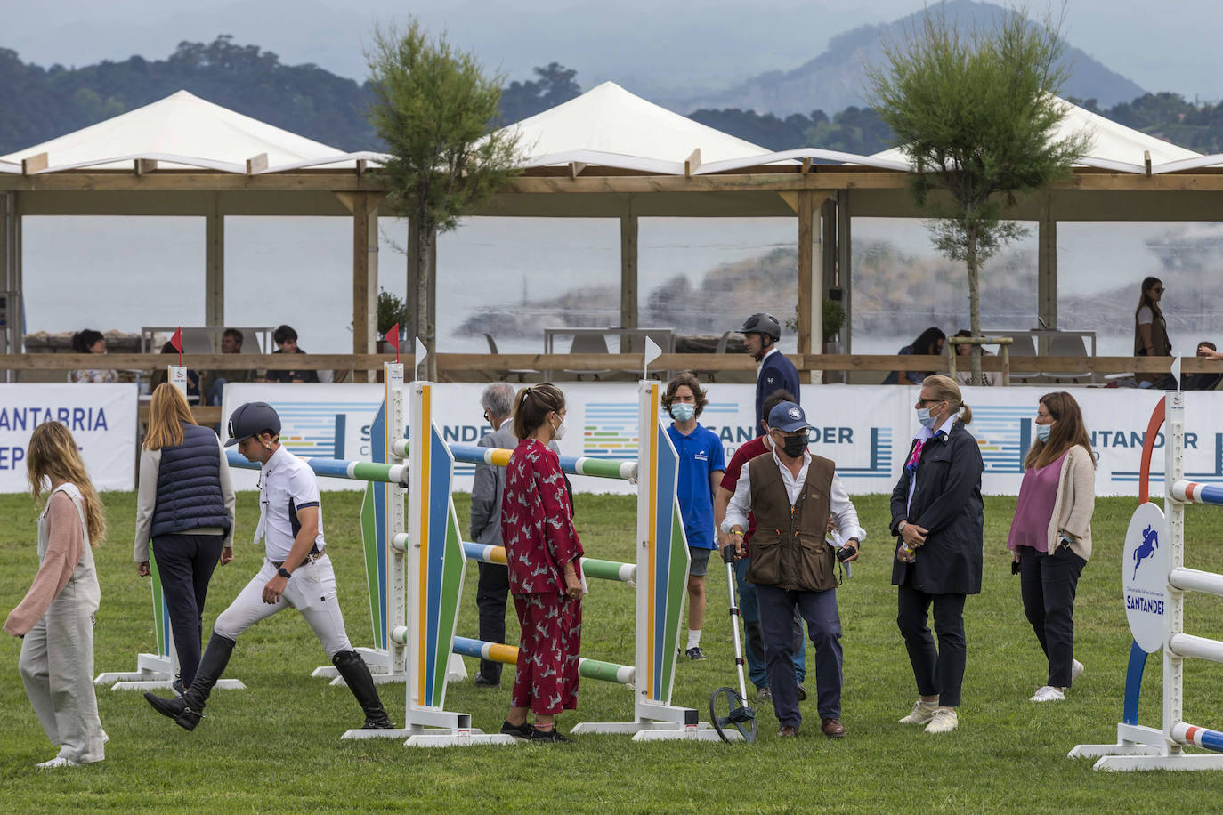 La campa del Palacio de La Magdalena acoge este fin de semana la XXI edición del Concurso de Saltos Internacional de Santander, en el que participan 67 jinetes y un centenar de caballos en nueve pruebas. Entre los jinetes figuran cántabros como Javier López Aróstegui, Borja Villalón, Iván Serrano o Pablo Díaz Cuevas. Además, esta edición cuenta con gran representación internacional de Francia, México, Portugal y Bélgica.