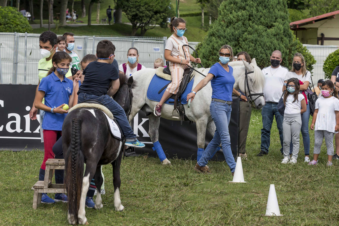 La campa del Palacio de La Magdalena acoge este fin de semana la XXI edición del Concurso de Saltos Internacional de Santander, en el que participan 67 jinetes y un centenar de caballos en nueve pruebas. Entre los jinetes figuran cántabros como Javier López Aróstegui, Borja Villalón, Iván Serrano o Pablo Díaz Cuevas. Además, esta edición cuenta con gran representación internacional de Francia, México, Portugal y Bélgica.