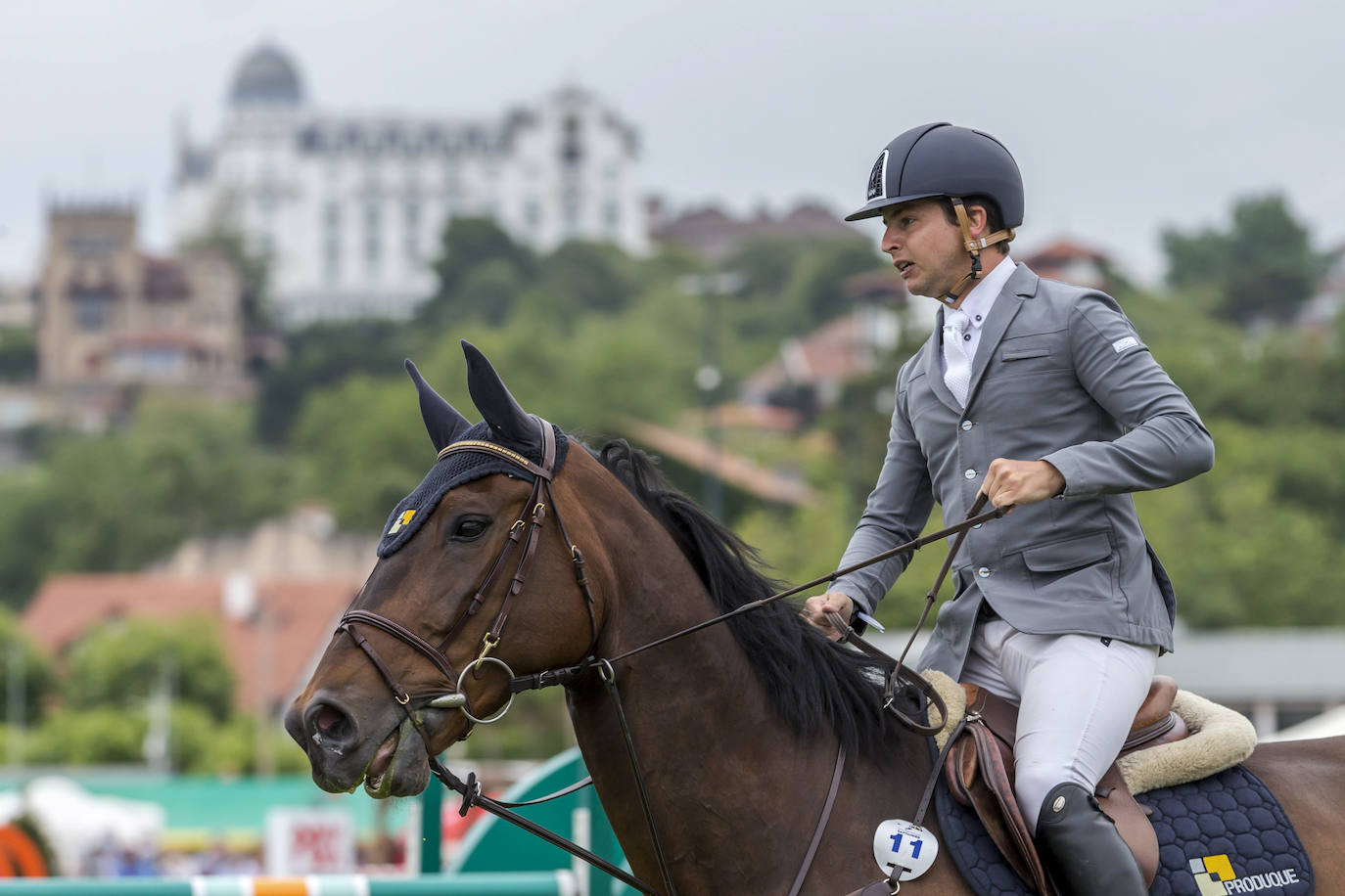 La campa del Palacio de La Magdalena acoge este fin de semana la XXI edición del Concurso de Saltos Internacional de Santander, en el que participan 67 jinetes y un centenar de caballos en nueve pruebas. Entre los jinetes figuran cántabros como Javier López Aróstegui, Borja Villalón, Iván Serrano o Pablo Díaz Cuevas. Además, esta edición cuenta con gran representación internacional de Francia, México, Portugal y Bélgica.