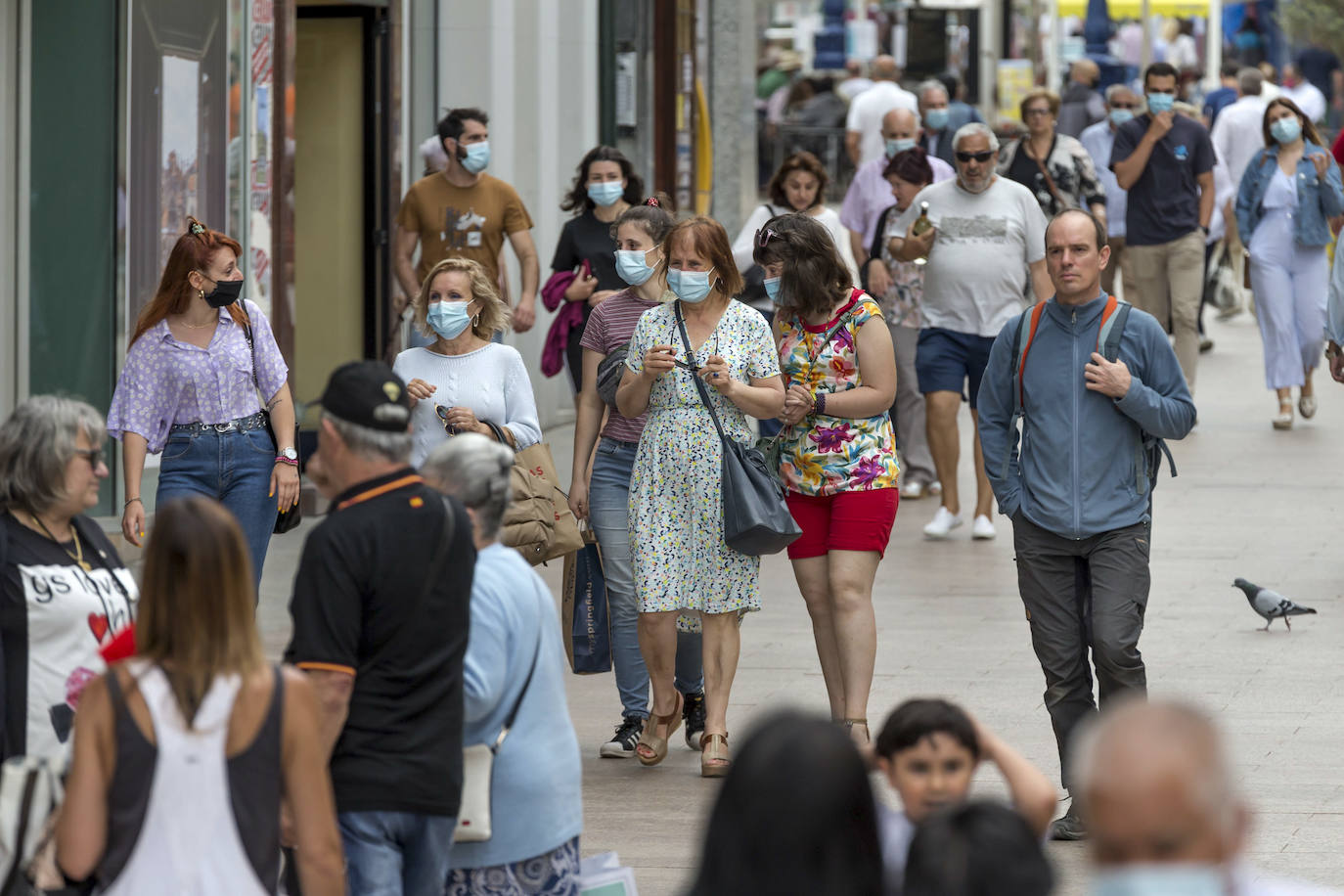 Aún son mayoría quienes prefieren mantenerse a cubierto por seguridad en las primeras horas de aplicación de la nueva normativa