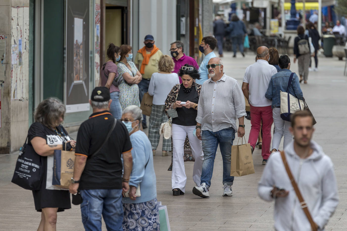 Aún son mayoría quienes prefieren mantenerse a cubierto por seguridad en las primeras horas de aplicación de la nueva normativa