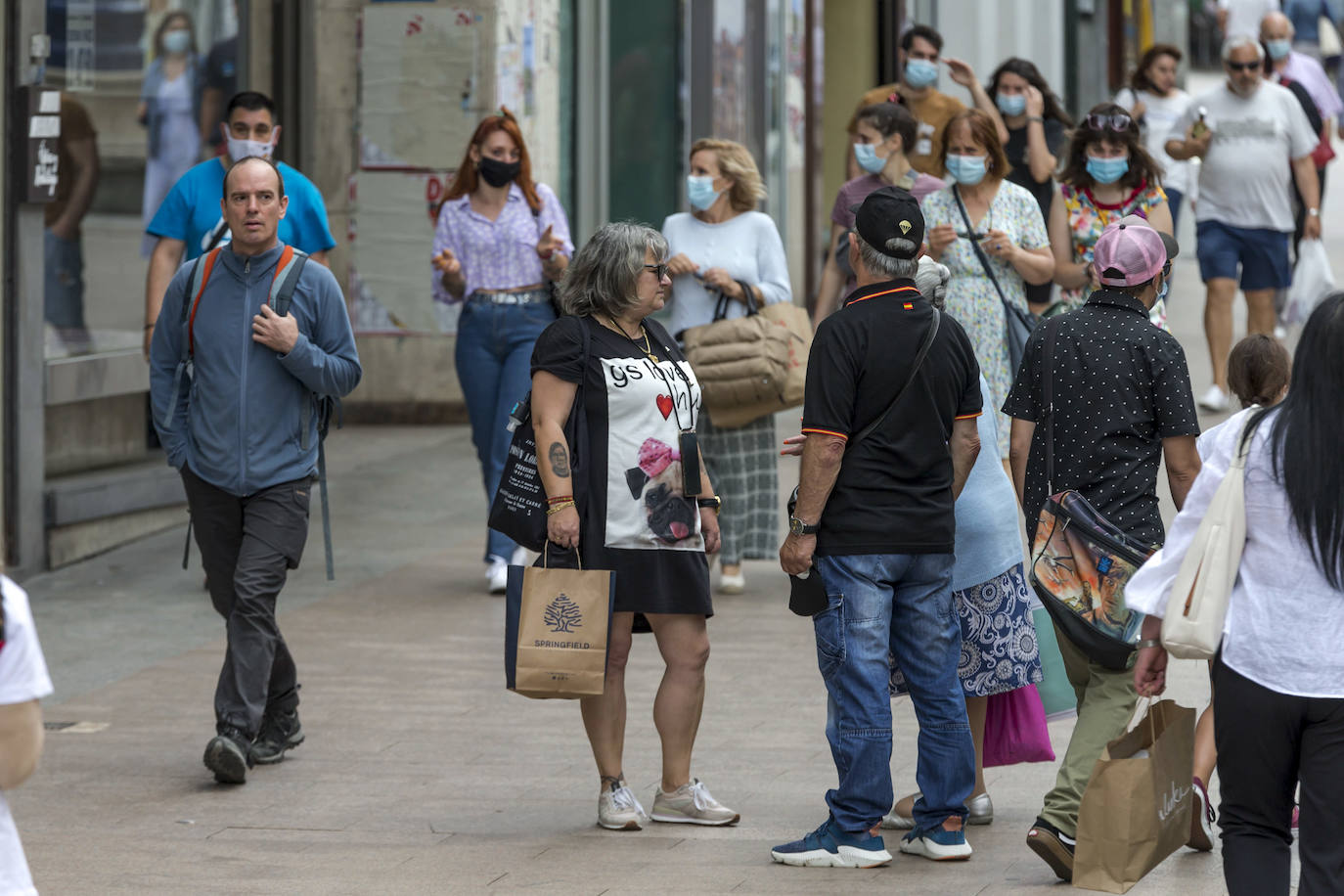 Aún son mayoría quienes prefieren mantenerse a cubierto por seguridad en las primeras horas de aplicación de la nueva normativa