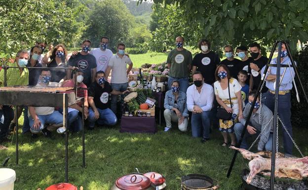 Imagen. José Ángel Sainz, ejerció de anfitrión en una jornada en la que no faltó la buena sintonía entre los productores. El consejero de de Desarrollo Rural, Ganadería, Pesca, Alimentación y Medio Ambiente, Guillermo Blanco, compartió almuerzo y posó con algunos de ellos. 