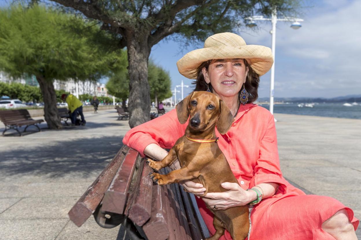 La escritora Leticia Zaldívar y Talula se toman un descanso durante uno de sus paseos por la bahía de Santander. 