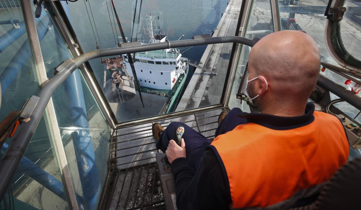 La actividad del Puerto de Santander se ha resentido menos de lo previsto por la pandemia. javier cotera