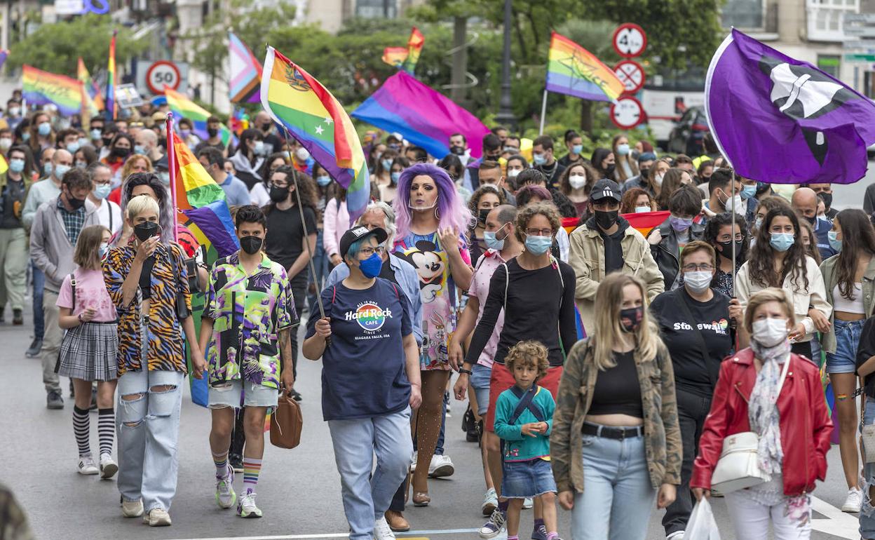 La marcha del Orgullo LGTBI llenó de color y reivindicaciones las calles de Santander. 