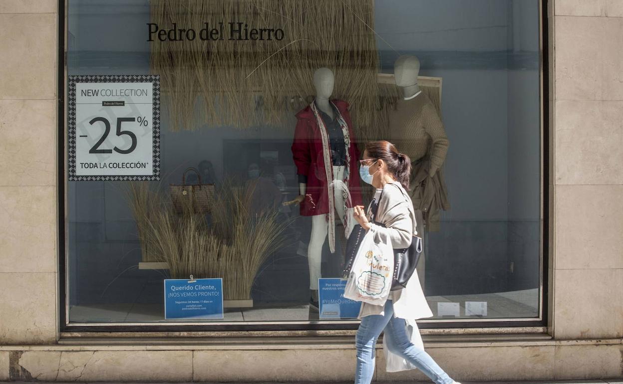 El adelanto de las rebajas al primer fin de semana del verano reactiva el comercio