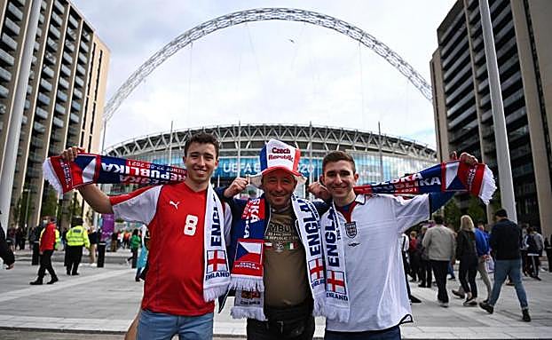 Aficionados ingleses en las inmediaciones de Wembley. 