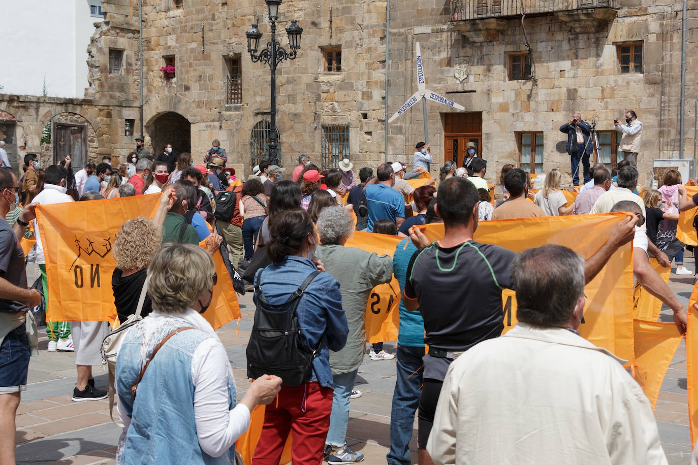 Cerca de 600 personas reivindican en Reinosa que «entre todos analicemos las necesidades energéticas reales de la región y busquemos la forma más justa de satisfacerlas de manera sostenible»