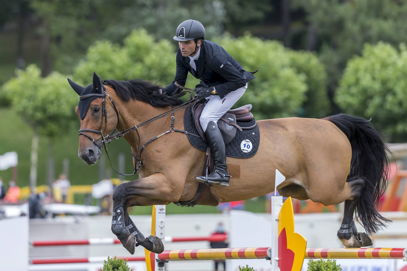 La campa del Palacio de La Magdalena acoge este fin de semana la XXI edición del Concurso de Saltos Internacional de Santander, en el que participan 67 jinetes y un centenar de caballos en nueve pruebas. Entre los jinetes figuran cántabros como Javier López Aróstegui, Borja Villalón, Iván Serrano o Pablo Díaz Cuevas. Además, esta edición cuenta con gran representación internacional de Francia, México, Portugal y Bélgica.