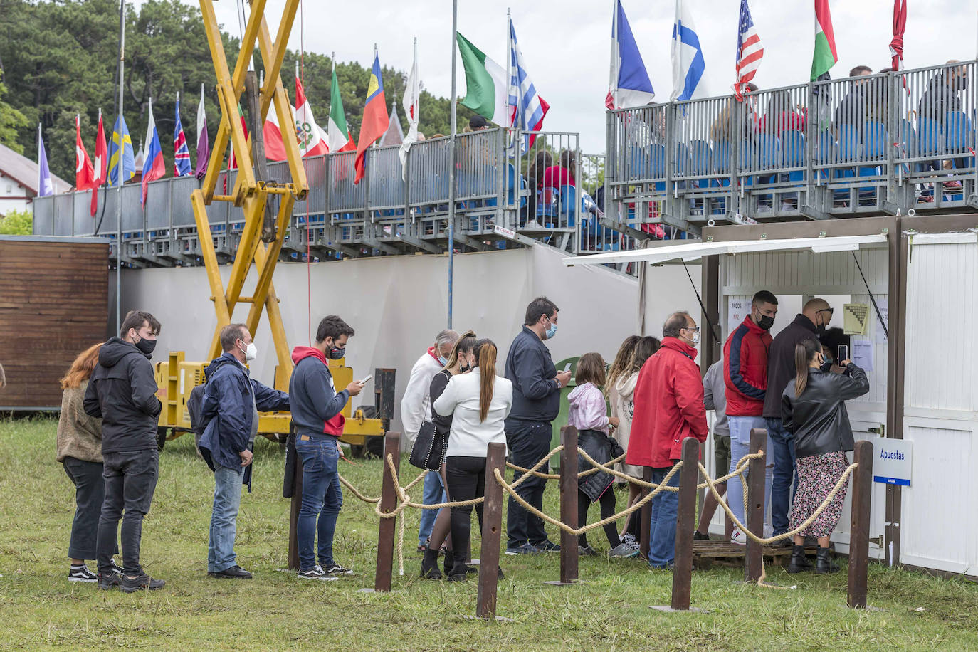 La campa del Palacio de La Magdalena acoge este fin de semana la XXI edición del Concurso de Saltos Internacional de Santander, en el que participan 67 jinetes y un centenar de caballos en nueve pruebas. Entre los jinetes figuran cántabros como Javier López Aróstegui, Borja Villalón, Iván Serrano o Pablo Díaz Cuevas. Además, esta edición cuenta con gran representación internacional de Francia, México, Portugal y Bélgica.