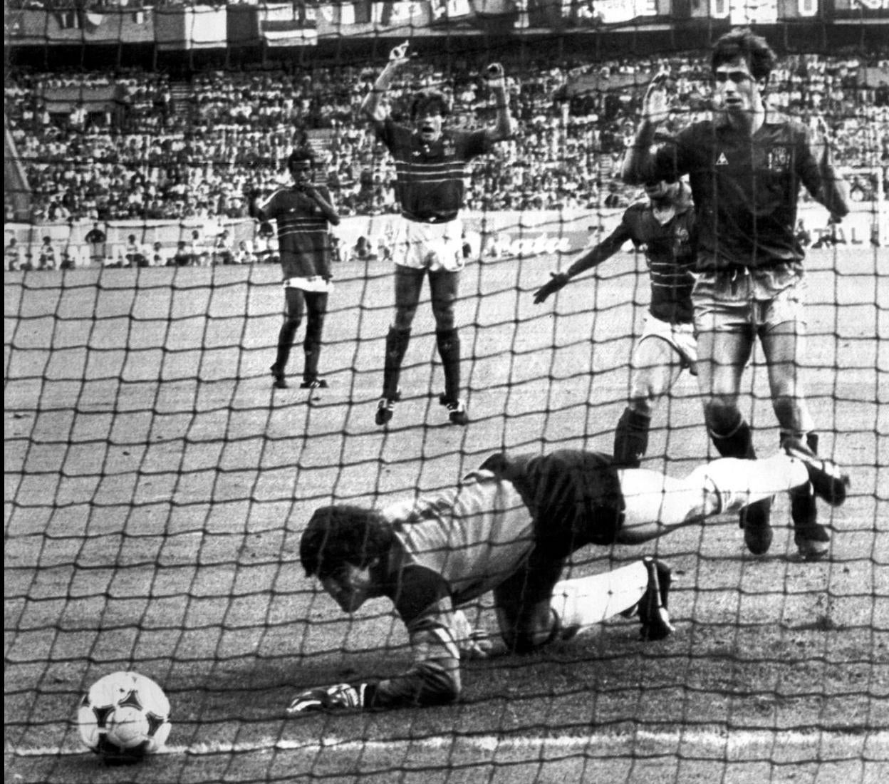 Luis María Arkonada, portero de la selección española, encaja un gol absurdo (el balón se le coló por debajo de las piernas), ante Francia, durante la final de la Eurocopa de fútbol de 1984. 