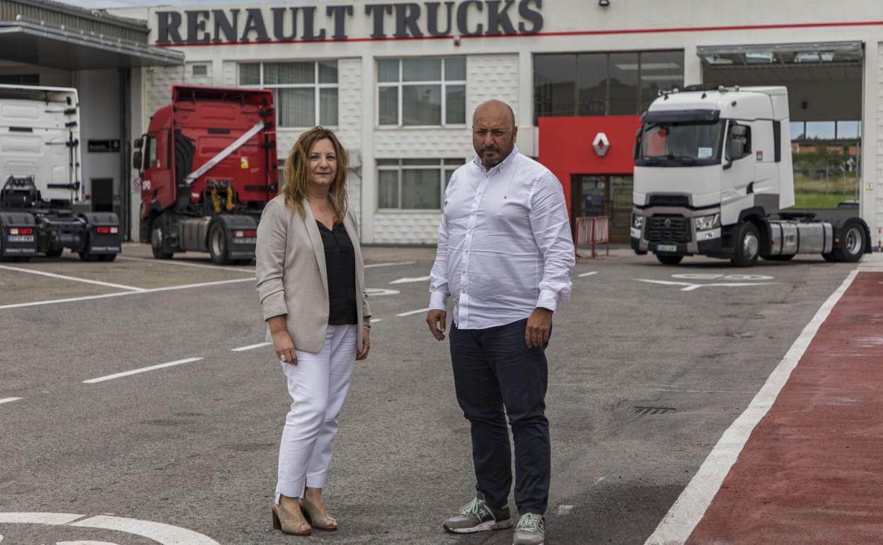 Rosa Revilla y Julio Gutiérrez Liébana, esta semana en las instalaciones de la compañía en Santa Cruz de Bezana. 