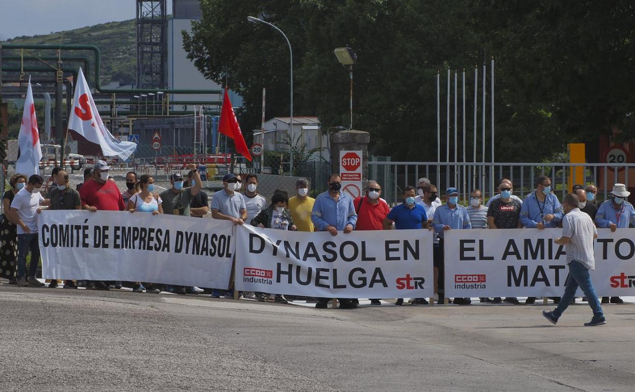 La plantilla de Dynasol estuvo concentrada desde las 11 a las 13 horas de ayer. 