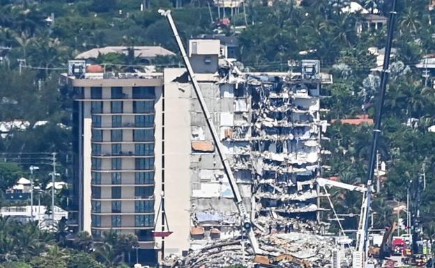 Vista general del edificio derrumbado esta semnana en Surfside (Florida), con las gruas montadas para retirar escombros.