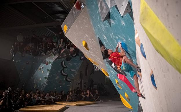 Alberto Ginés López, clasificado para la cita de Tokio 2000, escala un rocódromo durante una competición en República Checa