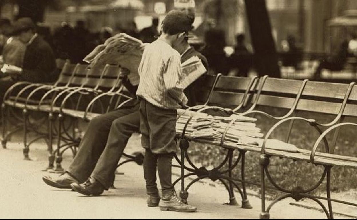 Niño recogiendo vendiendo periódicos en¡ Nueva York.