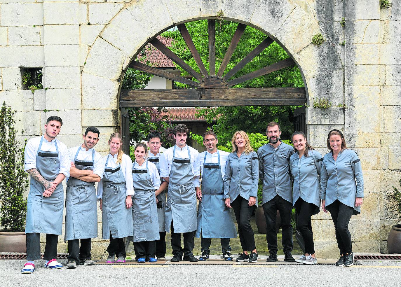 En La Bicicleta Eduardo y Cristina se han rodeado de un núcleo de profesionales de cocina y sala que ya llevan varios años en la casa como Amor o Pablo, y de un nutrido grupo de jóvenes que se abren paso en la alta gastronomía junto a un chef para quien cada decisión es fruto de una reflexión y de un compromiso con la sostenibilidad. Aquí los servicios se han adaptado a los horarios del personal, con el objetivo que no se hagan más horas semanales de las debidas y se puede conciliar adecuadamente. El restaurante cierra domingo noche y lunes y martes completos, y ahora, en verano, abrirá más servicios de cenas que los habituales de viernes y sábado.