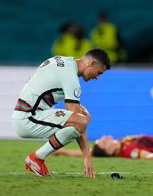 Imagen secundaria 2 - Cristiano Ronaldo se quita el brazalete y lo tira al suelo tras perder ante Bélgica. 