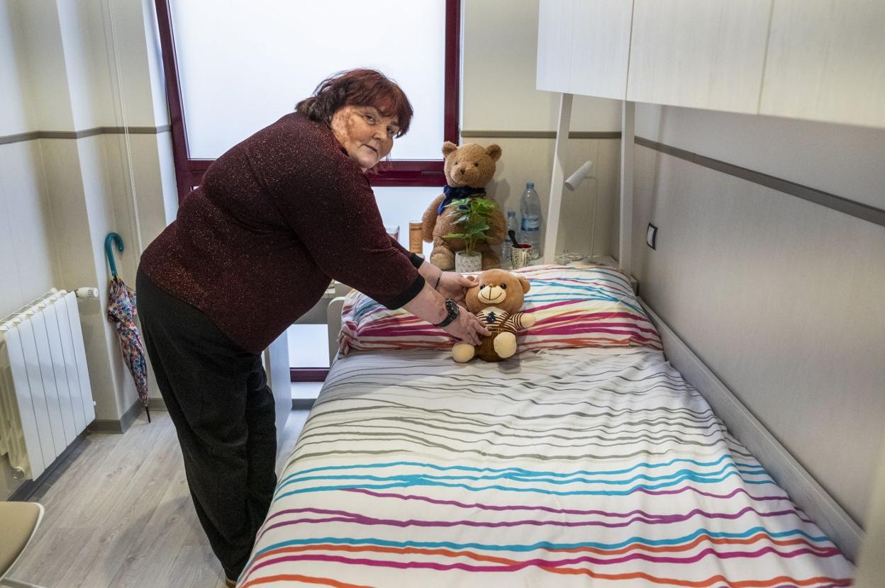 Yolanda Hierro, arreglando su cuarto, en su casa de Laredo, propiedad de Ampros.