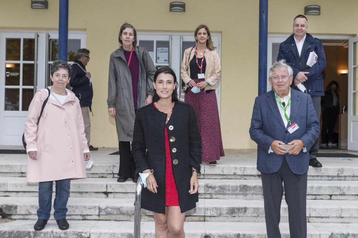 En primer plano, la alcaldesa Gema Igual y el periodista Fernando Jáuregui. Detrás, de izquierda a derecha, la vicerrectora Pilar García Mouton, la rectora María Luz Morán, la vicerrectora María García de los Salmones y el periodista y director de El Diario Montañés, Íñigo Noriega. 