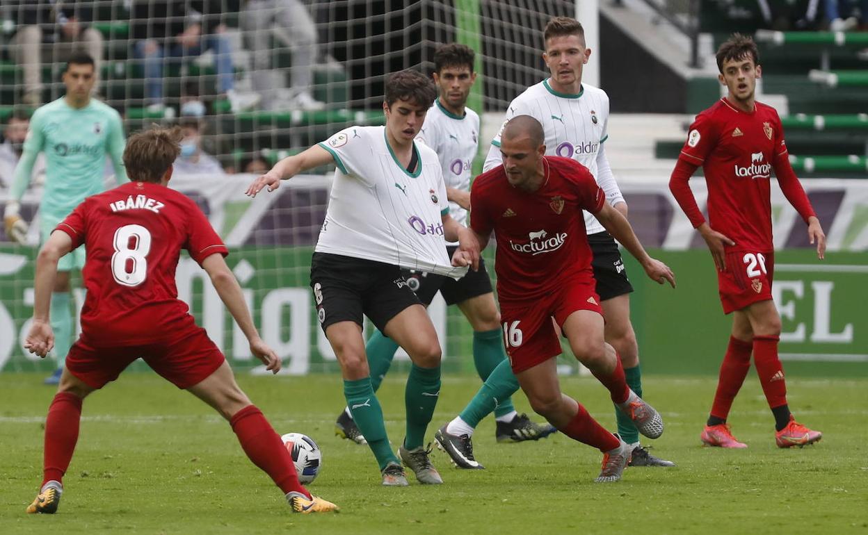 Íñigo Sainz-Maza conduce el balón durante el partido entre el Racing y el Osasuna B.