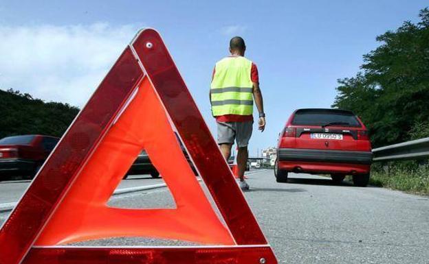 Los expertos responden sobre la señal luminosa que tendremos que llevar en el coche