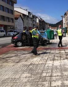 Imagen secundaria 2 - Un conductor escapa de su coche en llamas por el centro de Unquera