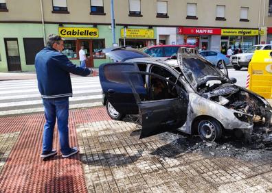 Imagen secundaria 1 - Un conductor escapa de su coche en llamas por el centro de Unquera