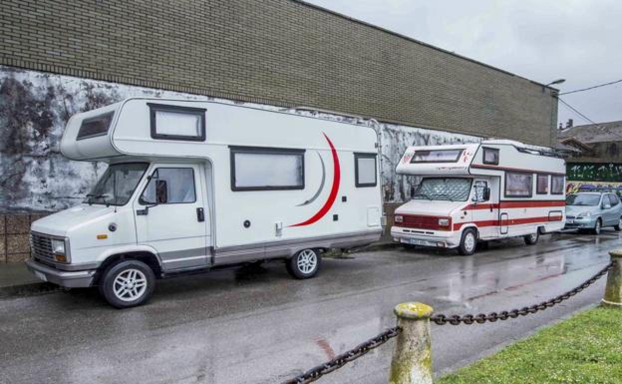 Algunas caravanas estacionan en los aparcamientos del muelle junto a las antiguas naves industriales. 