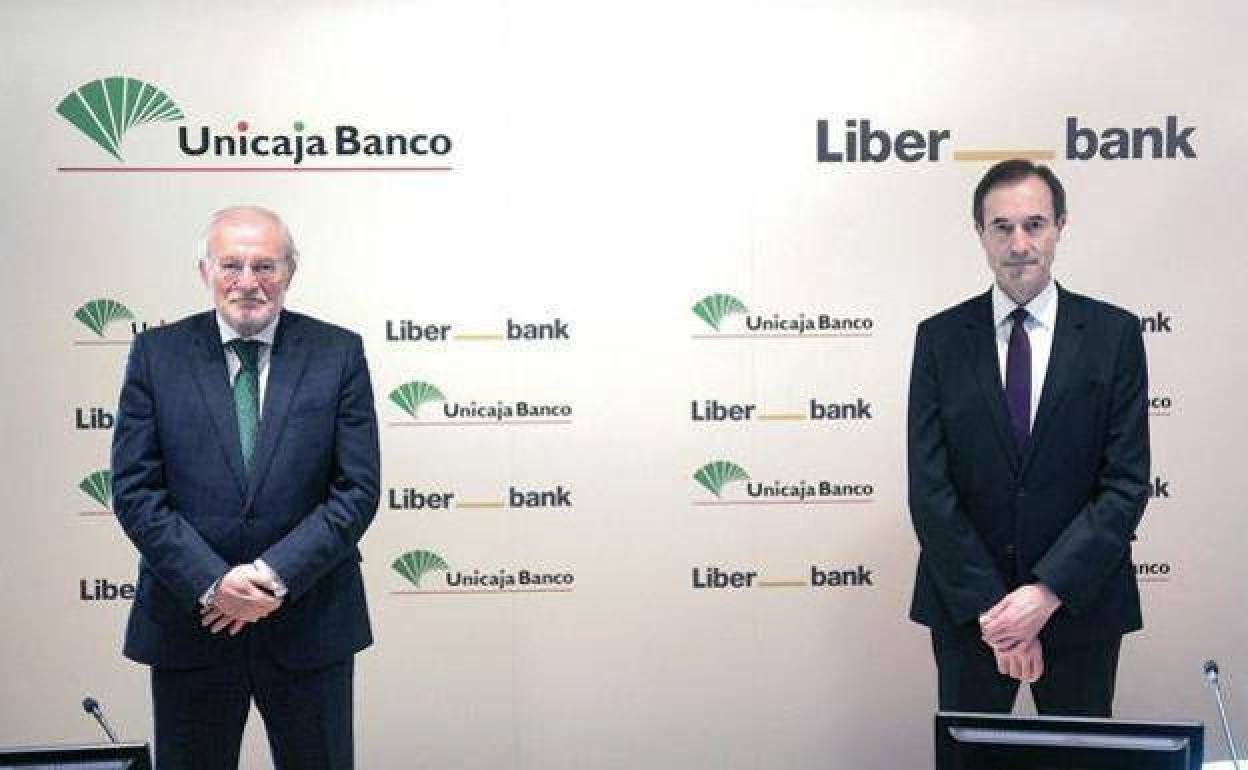 El presidente de Unicaja, Manuel Azuaga, y el consejero delegado de Liberbank, Manuel Menéndez.