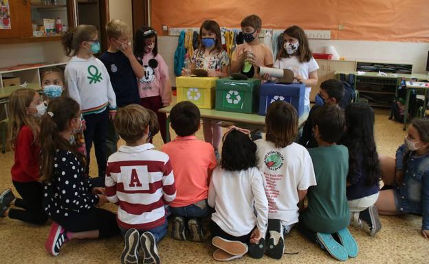 Imagen principal - Los niños de Ribamontán al Mar enseñan a cuidar sus playas