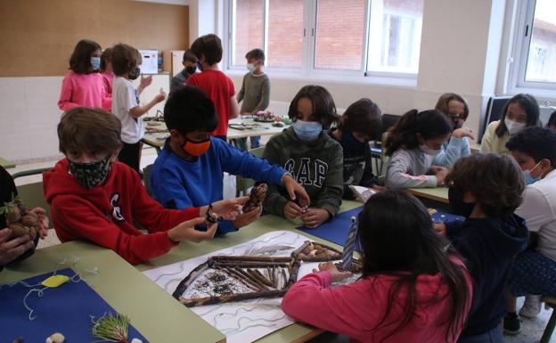 Imagen principal - Los niños de Ribamontán al Mar enseñan a cuidar sus playas