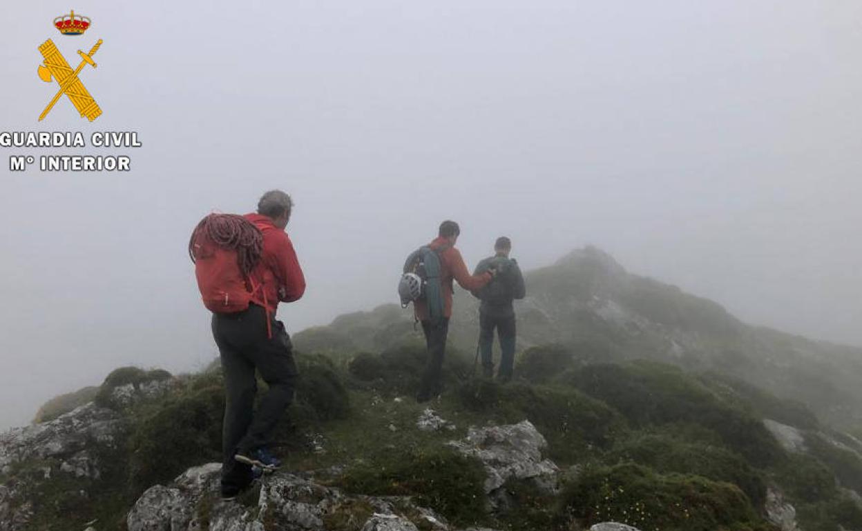 Rescatan a dos montañeros desorientados por la niebla en la vía de escalada del Pilar de la Hermida