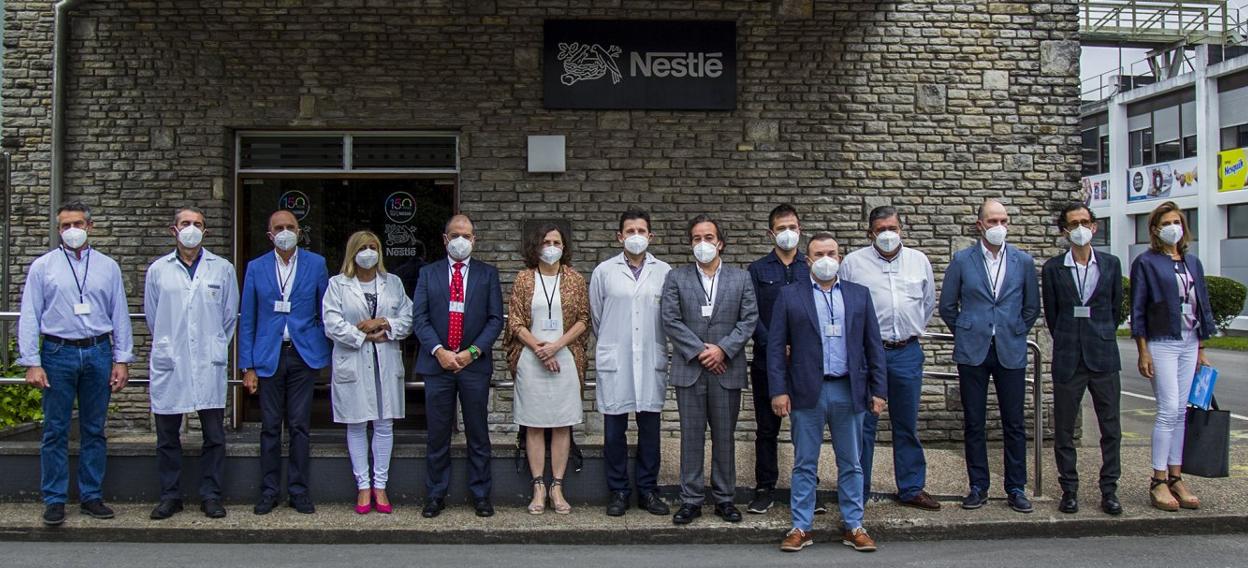 En el acto, en la sede de Nestlé, estuvieron los representantes de la empresa, de Uneatlántico, CEOE y del sector lácteo. De izqda. a dcha. Domingo García, Javier Gómez, Francisco Zunzunegui, Silvia Carballo, Rubén Calderón, Isabel Cuesta, Alberto López, Andrés Gómez-Bueno, César Ruiz, Manuel Pérez, Álvaro Ortiz, Jacobo Alonso, Alfredo Álvarez y Elena Palacio. 