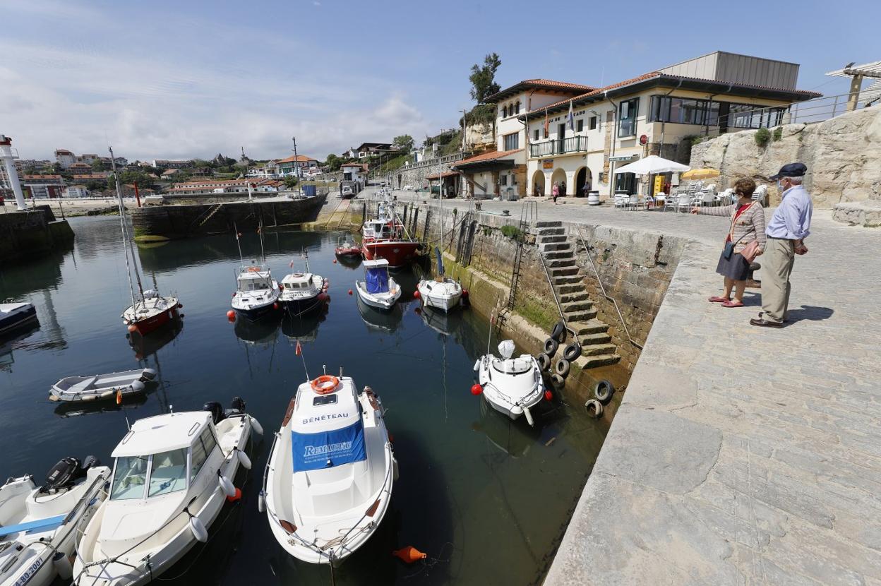 El puerto de Comillas verá mejorada su seguridad y la accesibildiad a las embarcaciones. 