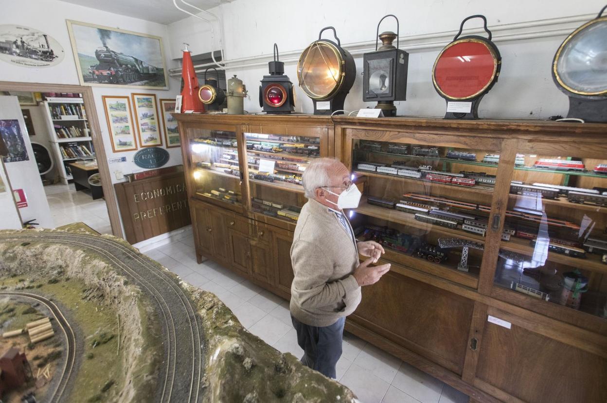 El vicepresidente de ACAF, Pablo Cantero, muestra algunas de las maquetas que alberga el Museo del Ferrocarril. 