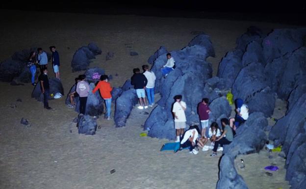 Imagen principal - Más de 100 sanciones por botellones en Noja en una noche sin graves incidentes