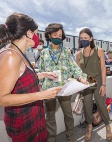 Imagen secundaria 2 - Ana Botín visita los trabajos de la iniciativa &#039;¡Vísteme con arte!&#039; en el Paseo de Pereda