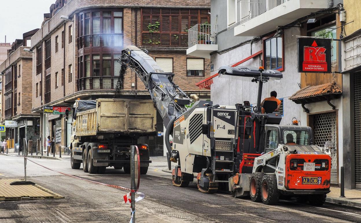 Trabajos de asfaltado en la calle Augusto González Linares, en el centro de Torrelavega.