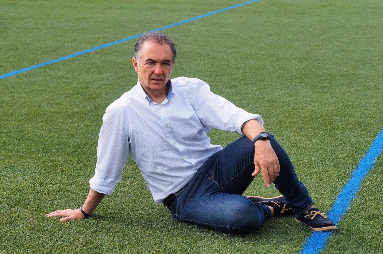 José Gómez posa sentado en el césped del Campo Municipal de Santa Ana. 