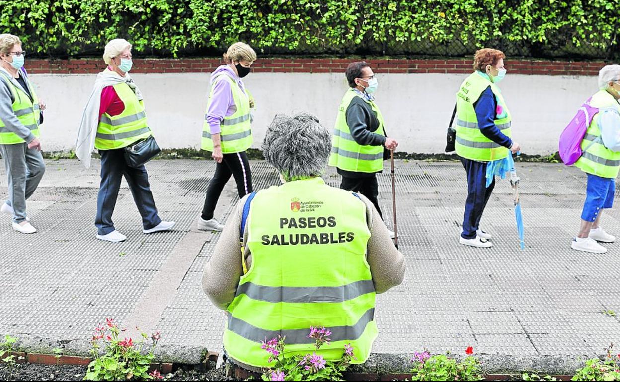 Las 'tortugas' comienzan su paseo por las calles de Cabezón de la Sal. 