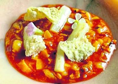 Imagen secundaria 1 - Arriba, vieira con una salsa de mantequilla y un ravioli de calabaza y queso. Abajo, callos melosos de bacalao con puerro y crujiente de su propia piel y tudanca, producto emblemático para el chef, suministrado por Carnicería Quintana de Cabezón de la Sal.